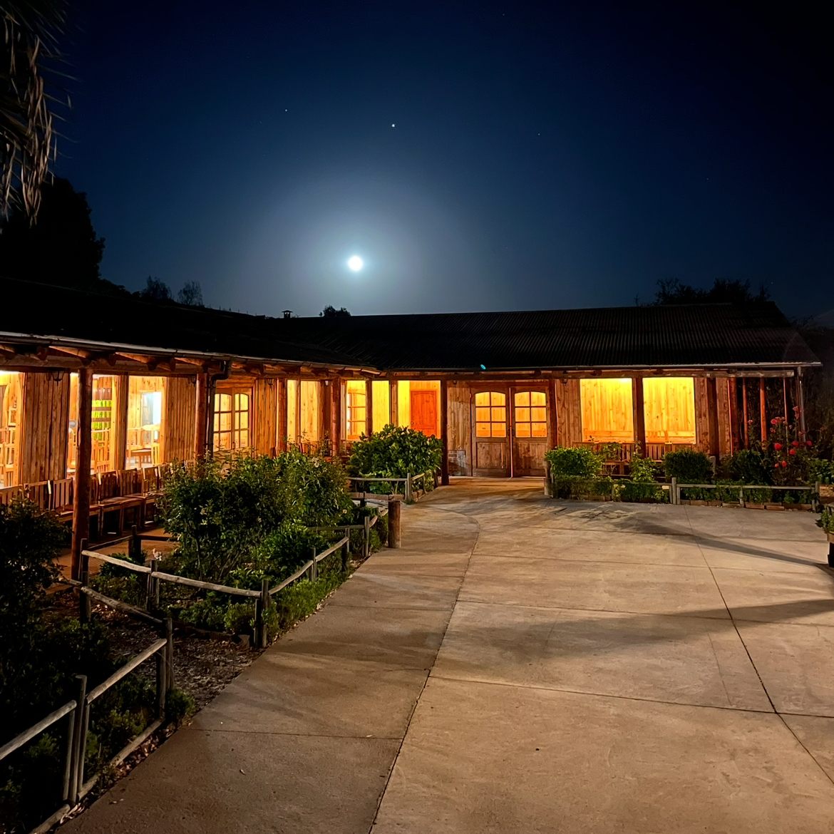 Salón San Rafael de noche con iluminación cálida, Villa Alemana