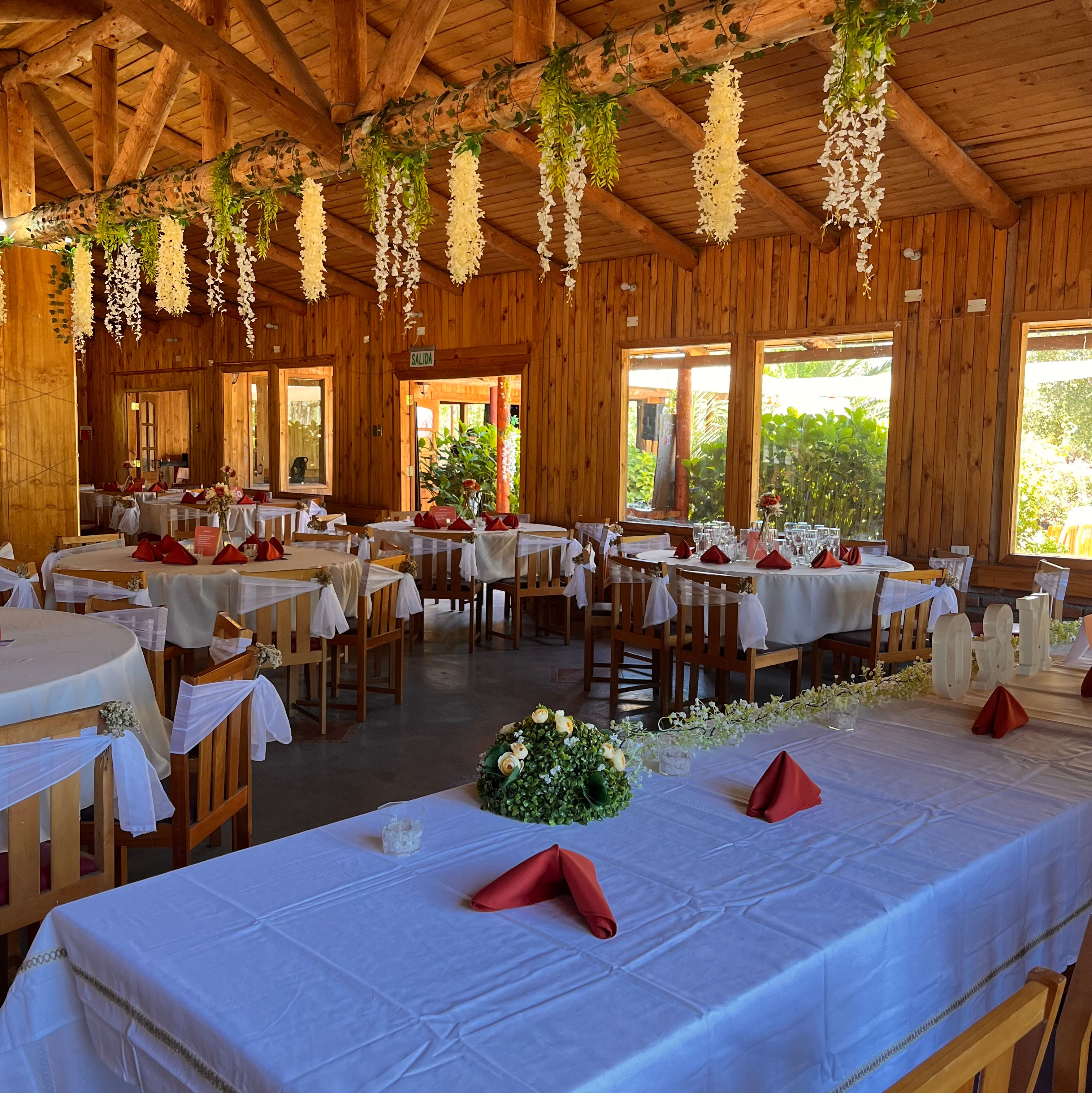 Salón con manteles blancos