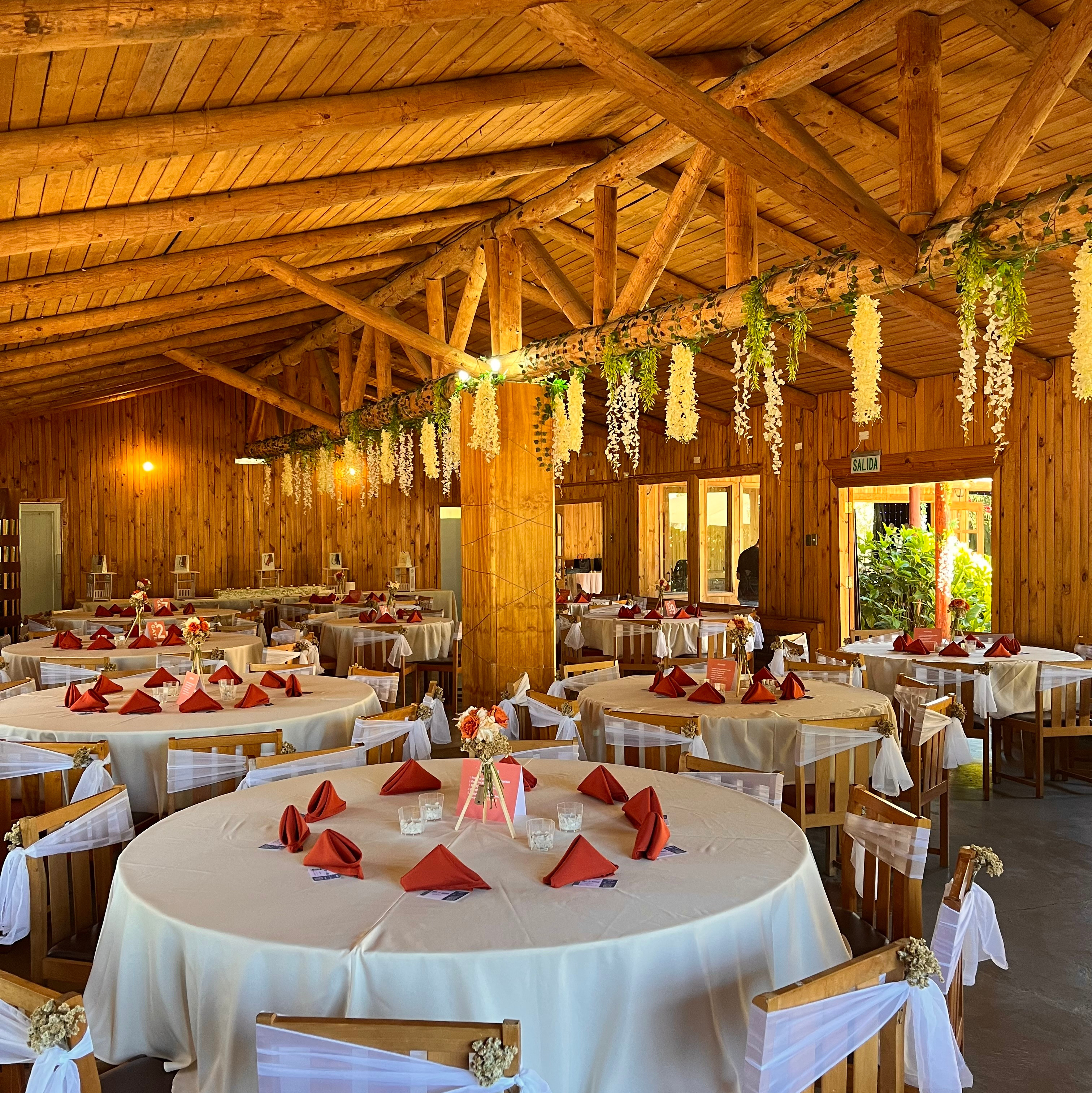 Decoración con flores colgantes