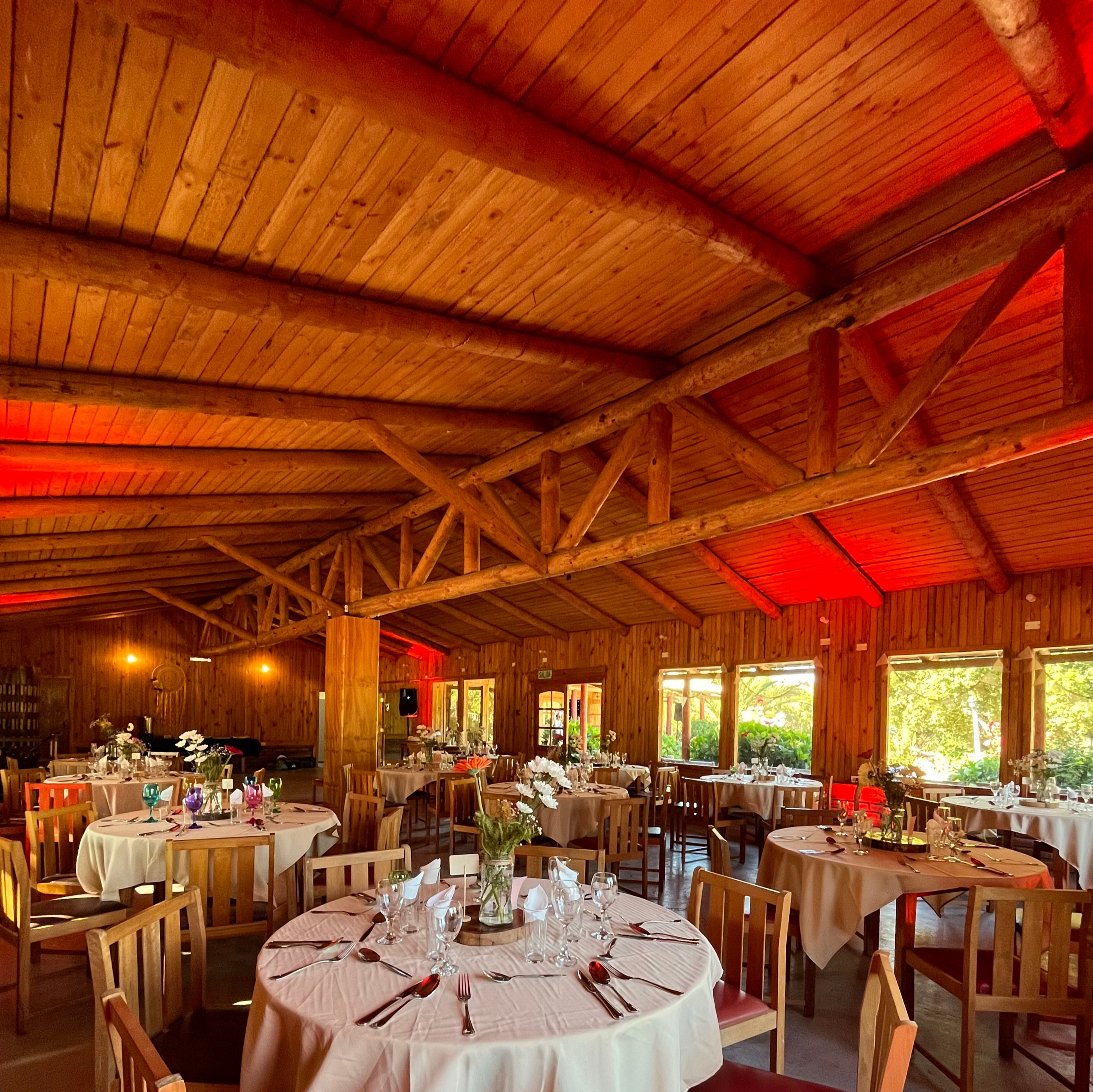 Salón principal con iluminación cálida para matrimonios
