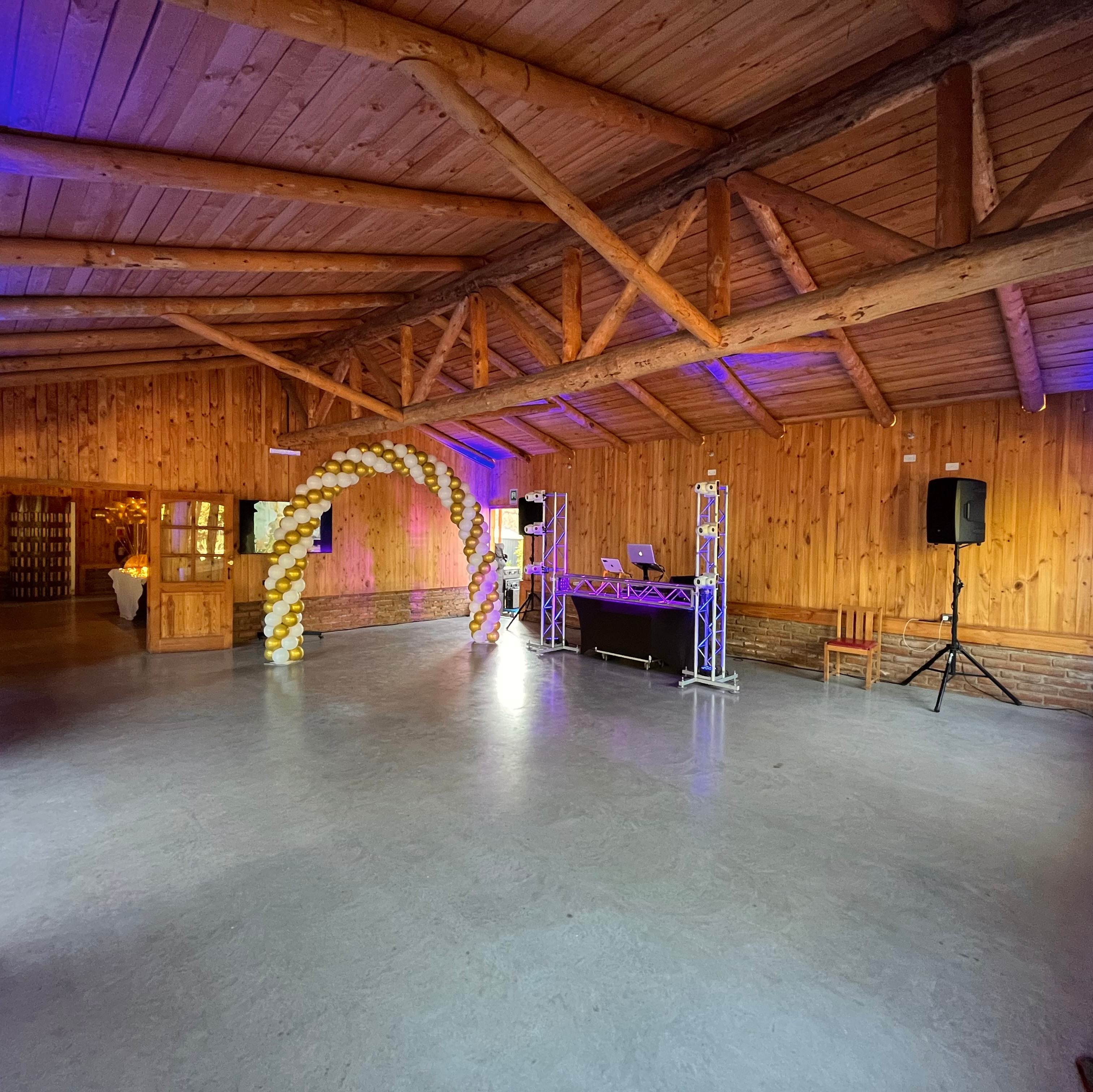 Pista de baile con DJ y luces
